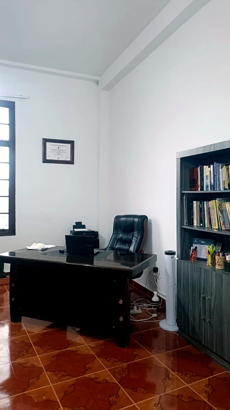 Despacho jurídico con diplomas y biblioteca legal en FADY Legalis