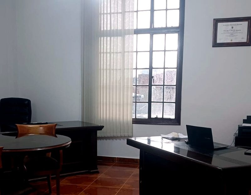 Sala de reuniones y despacho de FADY Legalis en el Edificio Henry, centro de Medellín